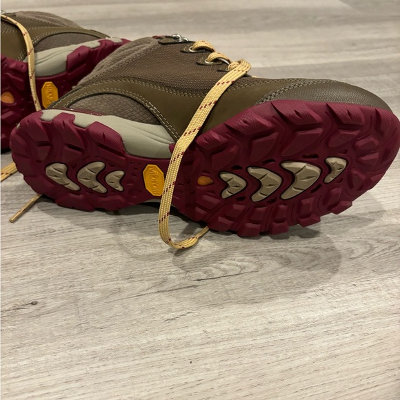 NWOT. Teva hiking boots. - Picture 2 of 4